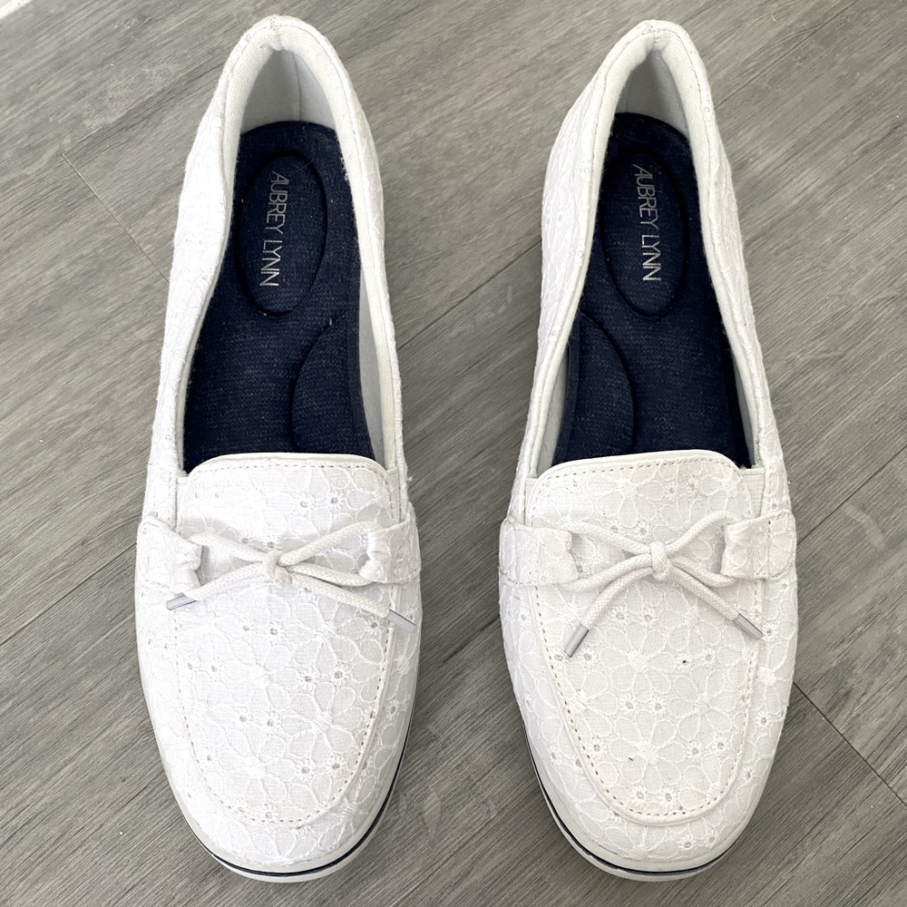 Aubrey Lynn AL-ABENI Boat Shoe Size 9M/40 - white lace w/navy trim